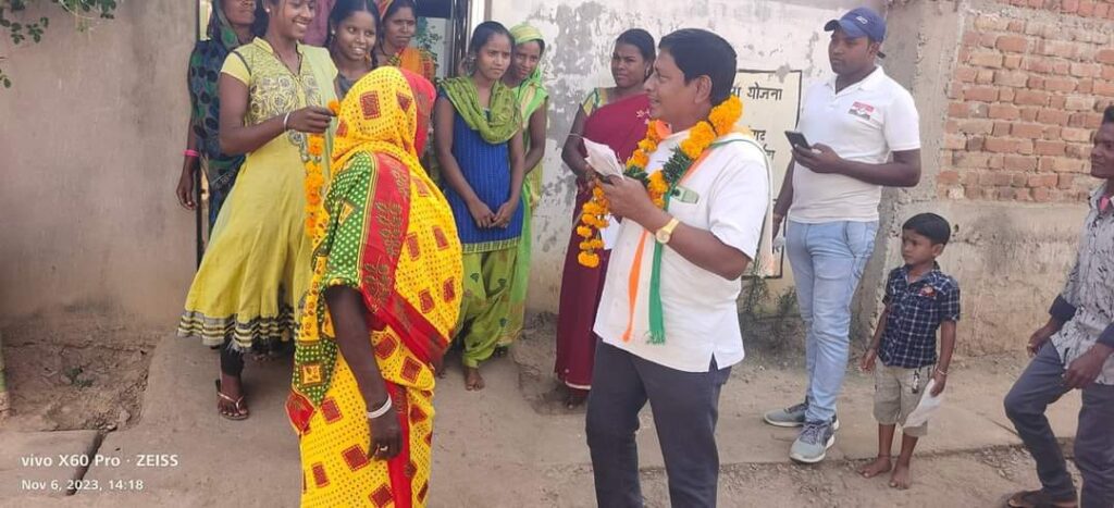 कांग्रेस के तुरुप के इक्का माने जाने वाले, जिला अध्यक्ष अरुण मालाकार मैदान में उतरकर संभाल रहे मोर्चा। 2 IMG 20231106 WA0167